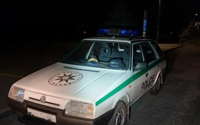Pokuta za řízení Škody Forman v policejních barvách a s majákem. Řidič skončil v Kelčicích