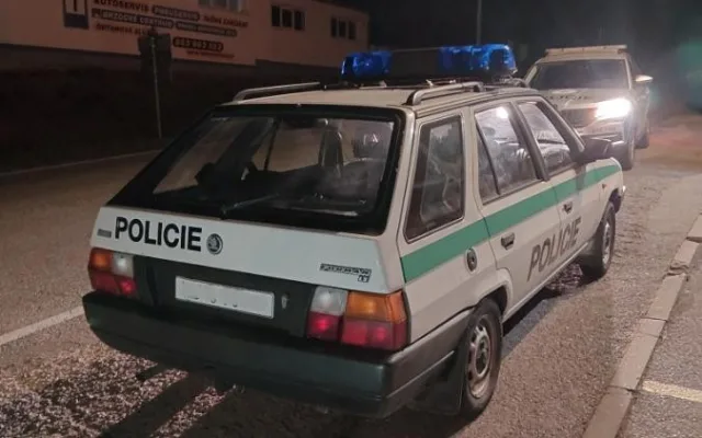 Pokuta za řízení Škody Forman v policejních barvách a s majákem. Řidič skončil v Kelčicích