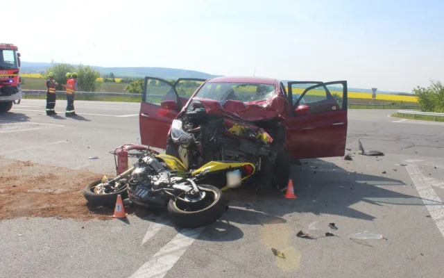 Mladý motorkář střet nepřežil. Sedmasedmdesátiletá řidička mu u Litovle nedala přednost