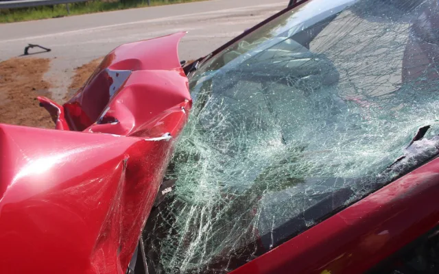 Mladý motorkář střet nepřežil. Sedmasedmdesátiletá řidička mu u Litovle nedala přednost