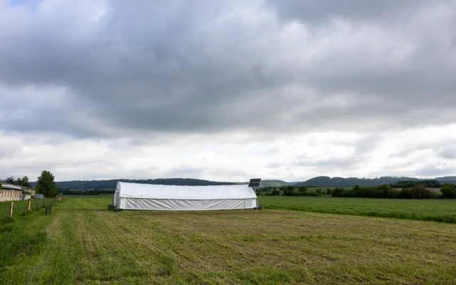 Hlídá klima a sám jezdí po pastvině. Slepice v Dolanech chrání inovativní kurník z Kanady