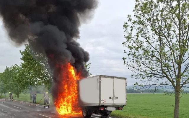 Dodávka jako ohnivá koule. Požár na Šumpersku způsobil škodu za půl milionu