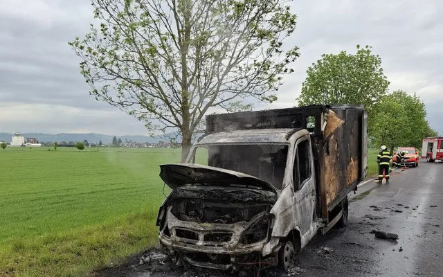 Dodávka jako ohnivá koule. Požár na Šumpersku způsobil škodu za půl milionu