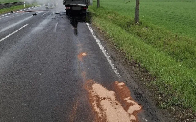 Dodávka jako ohnivá koule. Požár na Šumpersku způsobil škodu za půl milionu