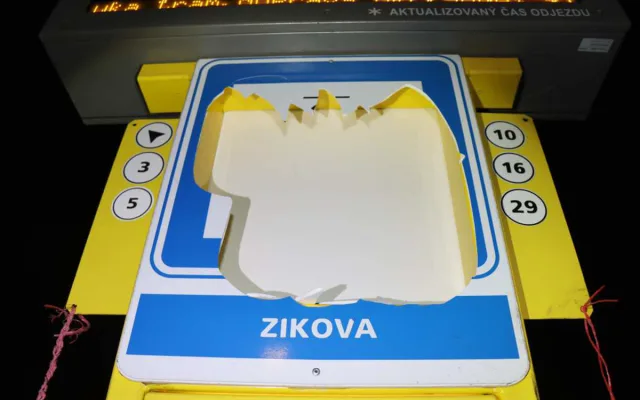 Noční amok v ulicích Olomouce: muž poničil tři auta i tramvajovou zastávku