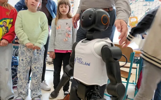 VIDEO: Robot bude učit děti, umí chodit, hrát fotbal nebo pozdravit. Začal v Prostějově