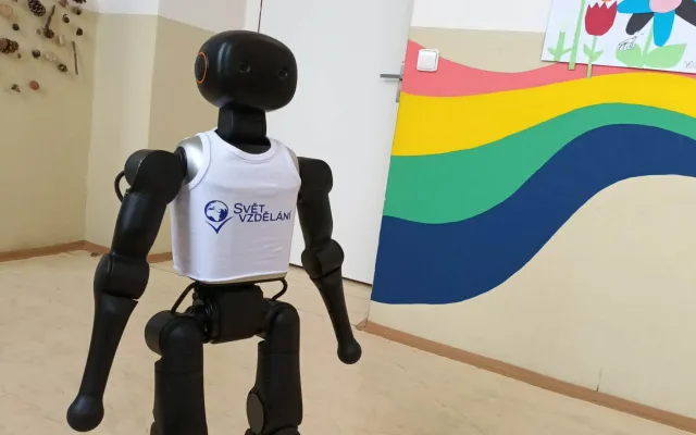 VIDEO: Robot bude učit děti, umí chodit, hrát fotbal nebo pozdravit. Začal v Prostějově