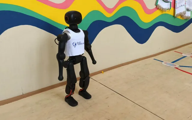 VIDEO: Robot bude učit děti, umí chodit, hrát fotbal nebo pozdravit. Začal v Prostějově
