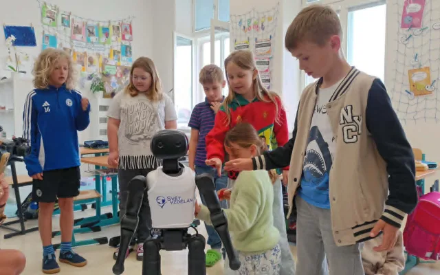 VIDEO: Robot bude učit děti, umí chodit, hrát fotbal nebo pozdravit. Začal v Prostějově