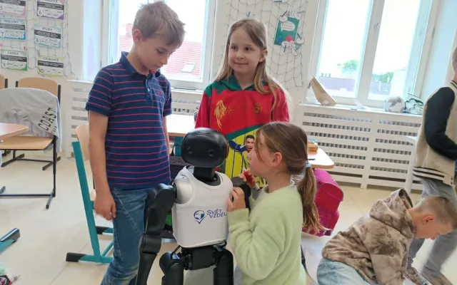 VIDEO: Robot bude učit děti, umí chodit, hrát fotbal nebo pozdravit. Začal v Prostějově