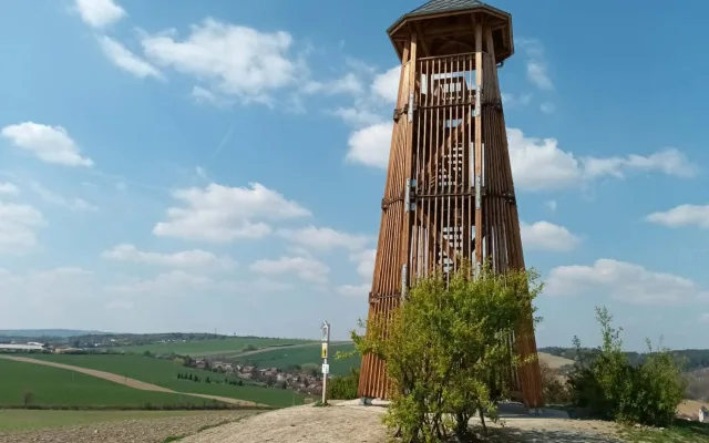 TIP NA VÝLET: Nová turistická stezka u Běleckého mlýna překvapí. Nabízí monumentální sochy i rozhlednu