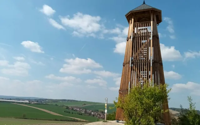 TIP NA VÝLET: Nová turistická stezka u Běleckého mlýna překvapí. Nabízí monumentální sochy i rozhlednu