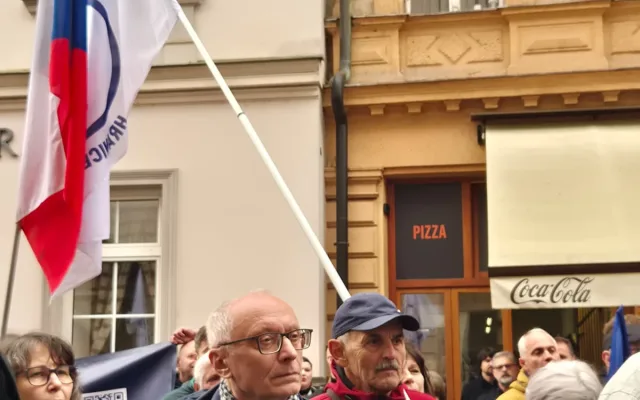 Stovky lidí dnes v Olomouci protestovaly proti rušení koncesionářských poplatků a za svobodnou kulturu