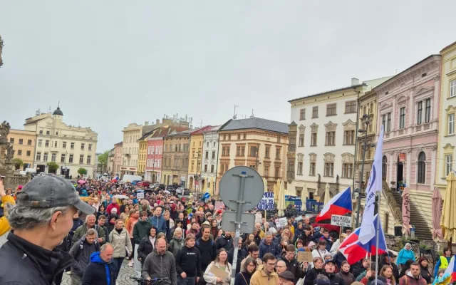 Stovky lidí dnes v Olomouci protestovaly proti rušení koncesionářských poplatků a za svobodnou kulturu