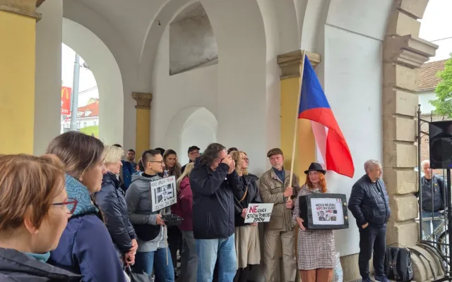Stovky lidí dnes v Olomouci protestovaly proti rušení koncesionářských poplatků a za svobodnou kulturu