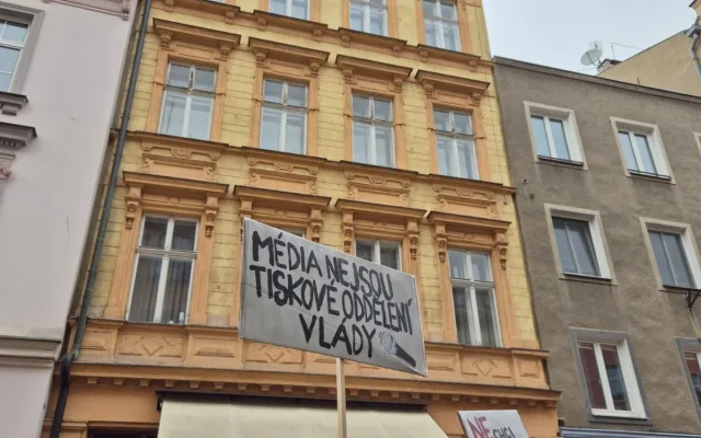Stovky lidí dnes v Olomouci protestovaly proti rušení koncesionářských poplatků a za svobodnou kulturu