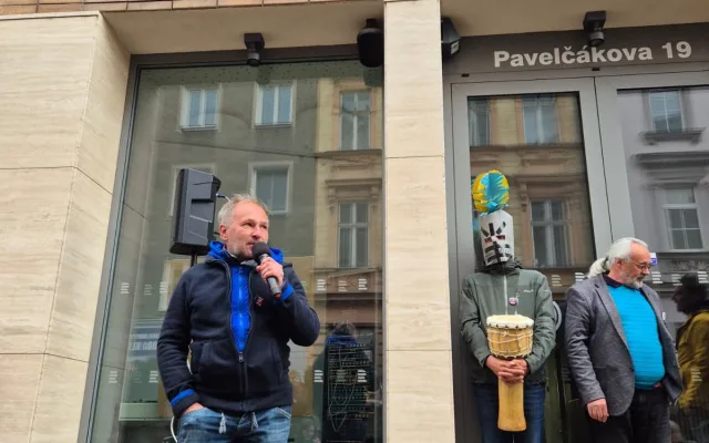 Stovky lidí dnes v Olomouci protestovaly proti rušení koncesionářských poplatků a za svobodnou kulturu