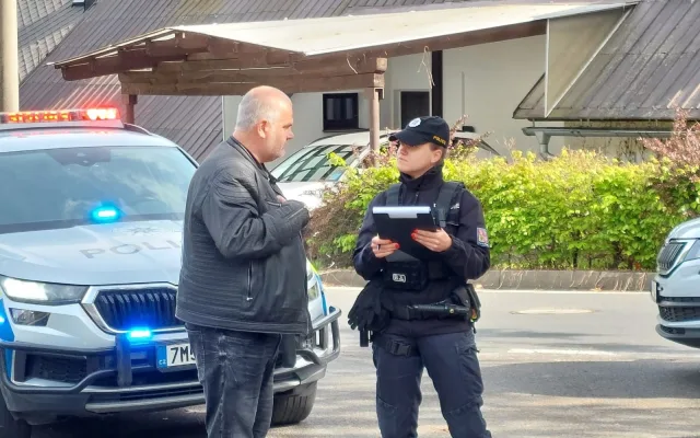 Muž vykradl kasičku lesního baru na Jesenicku, dopadli ho pražští policisté na výletě