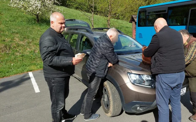 Muž vykradl kasičku lesního baru na Jesenicku, dopadli ho pražští policisté na výletě