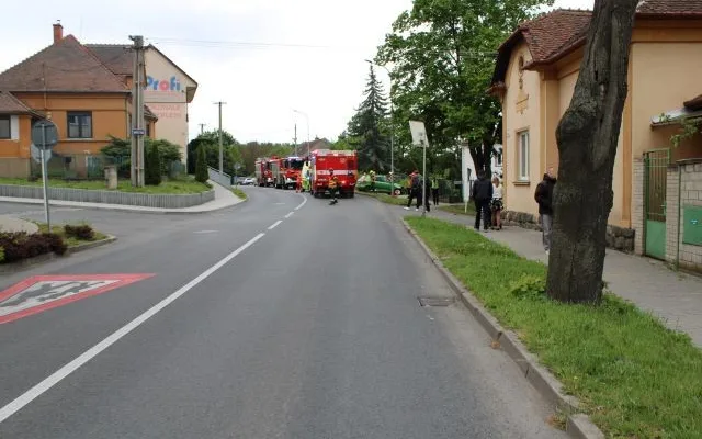 Kdo měl přednost? V Plumlově bouraly dvě ženy, jedno z aut skončilo odhozené na chodníku
