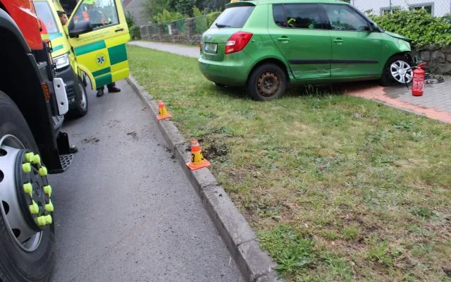 Kdo měl přednost? V Plumlově bouraly dvě ženy, jedno z aut skončilo odhozené na chodníku