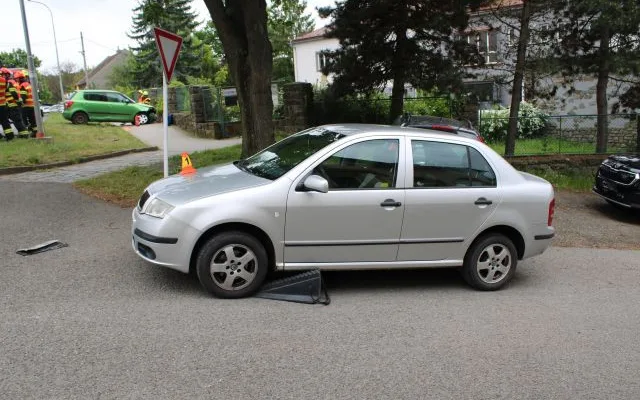 Kdo měl přednost? V Plumlově bouraly dvě ženy, jedno z aut skončilo odhozené na chodníku
