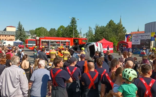 FOTOGALERIE: Tady jde o minuty. Hasiči soutěžili ve vyprošťování zraněných z havarovaných aut