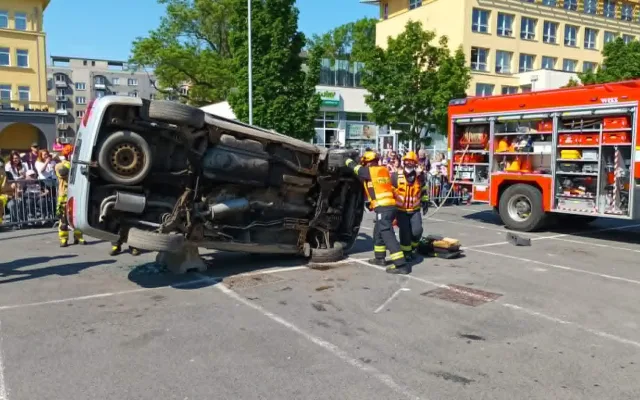 FOTOGALERIE: Tady jde o minuty. Hasiči soutěžili ve vyprošťování zraněných z havarovaných aut