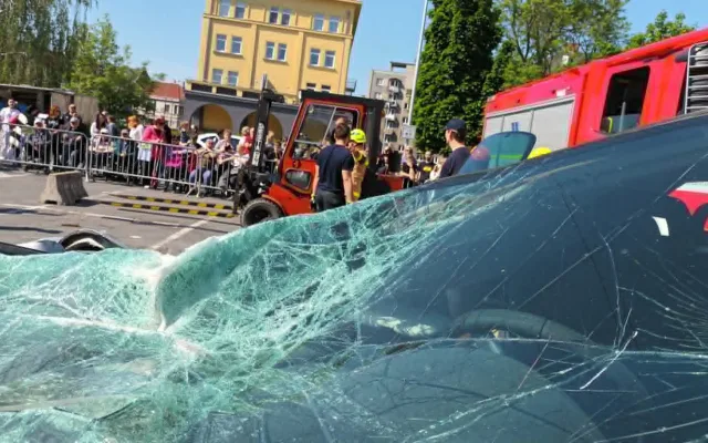 FOTOGALERIE: Tady jde o minuty. Hasiči soutěžili ve vyprošťování zraněných z havarovaných aut