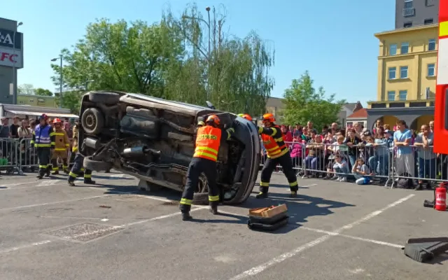 FOTOGALERIE: Tady jde o minuty. Hasiči soutěžili ve vyprošťování zraněných z havarovaných aut