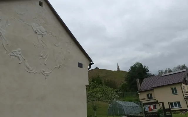 TIP NA VÝLET: Zbytky hradu Hoštejna, malebná krajina a údolí, ale i nezvyklá Cimrmanova otužovna