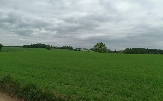 TIP NA VÝLET: Zbytky hradu Hoštejna, malebná krajina a údolí, ale i nezvyklá Cimrmanova otužovna