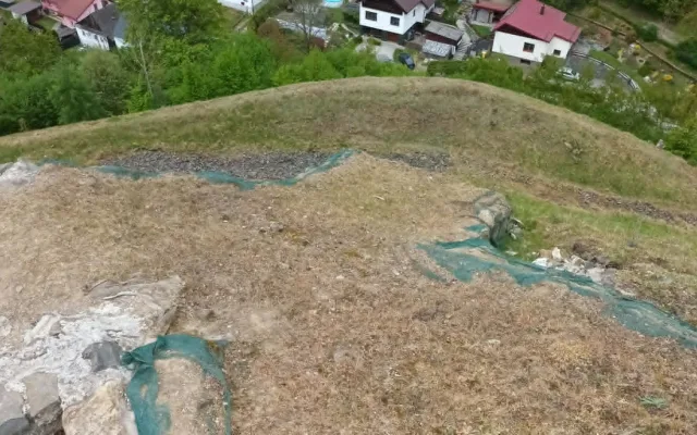TIP NA VÝLET: Zbytky hradu Hoštejna, malebná krajina a údolí, ale i nezvyklá Cimrmanova otužovna