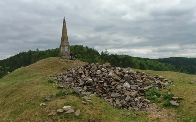 TIP NA VÝLET: Zbytky hradu Hoštejna, malebná krajina a údolí, ale i nezvyklá Cimrmanova otužovna