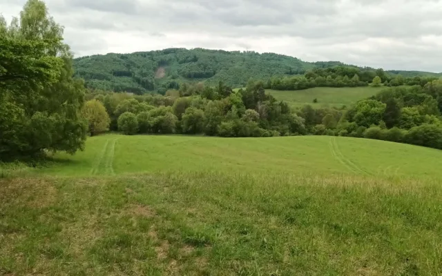 TIP NA VÝLET: Zbytky hradu Hoštejna, malebná krajina a údolí, ale i nezvyklá Cimrmanova otužovna