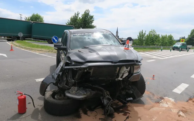 Řidič Dodge rozstřelil na křižovatce v Mohelnici Toyotu, nedal přednost. Škoda je téměř milion