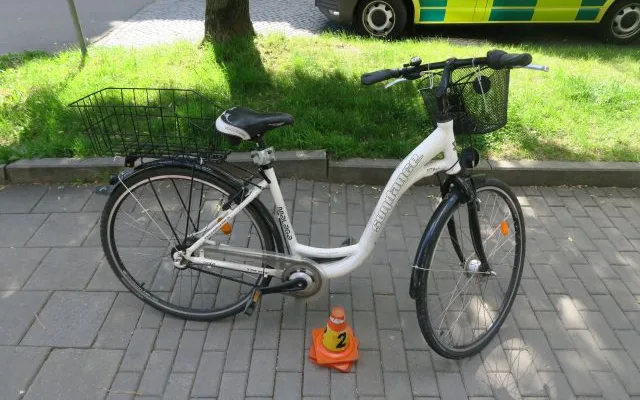 Řidička Jaguáru srazila na křižovatce v Prostějově cyklistku. Žena skončila v nemocnici