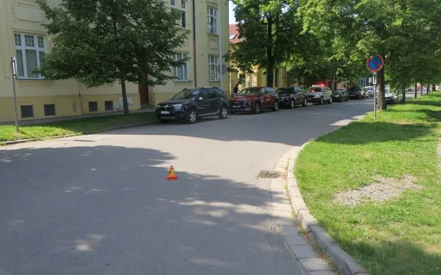 Řidička Jaguáru srazila na křižovatce v Prostějově cyklistku. Žena skončila v nemocnici