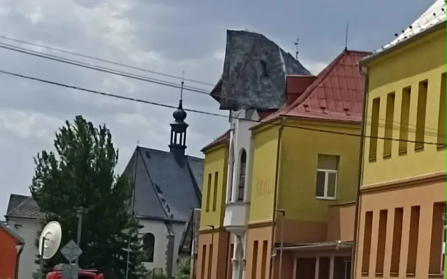 Silný vítr utrhl střechu na škole v Dlouhé Loučce, hrozilo její zřícení. Hasiči plechy rozřezali