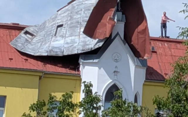 Silný vítr utrhl střechu na škole v Dlouhé Loučce, hrozilo její zřícení. Hasiči plechy rozřezali