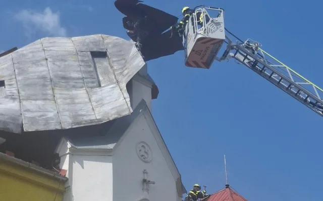 Silný vítr utrhl obrovskou střechu na škole v Dlouhé Loučce, hrozilo zřícení. Hasiči plechy rozřezali