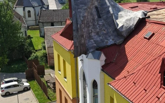 Silný vítr utrhl obrovskou střechu na škole v Dlouhé Loučce, hrozilo zřícení. Hasiči plechy rozřezali