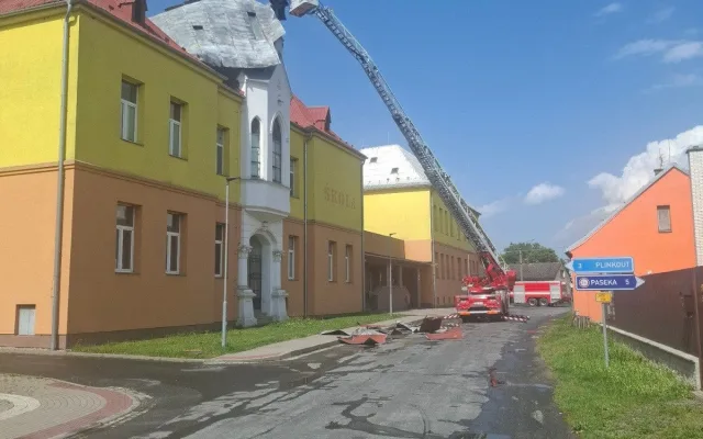 Silný vítr utrhl obrovskou střechu na škole v Dlouhé Loučce, hrozilo zřícení. Hasiči plechy rozřezali
