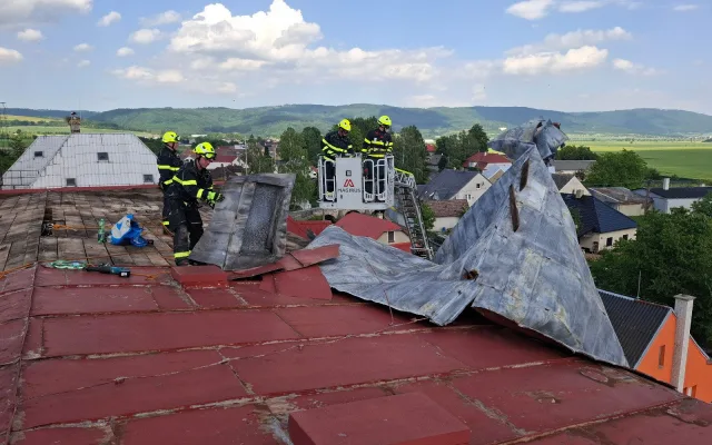 Silný vítr utrhl obrovskou střechu na škole v Dlouhé Loučce, hrozilo zřícení. Hasiči plechy rozřezali