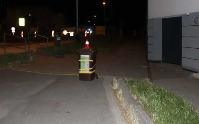 S dodávkou ujížděl v Přerově i po chodníku. Celníci v nabouraném voze našli drogy, řidič prchl
