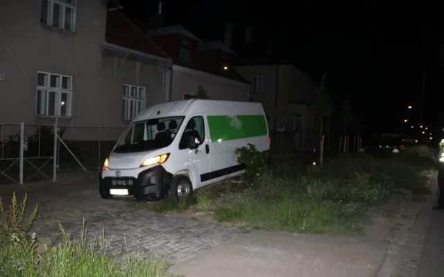 S dodávkou ujížděl v Přerově i po chodníku. Celníci v nabouraném voze našli drogy, řidič prchl