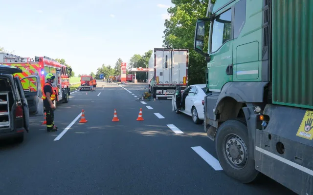 Malá nepozornost, tři poškozené kamiony, škoda půl milionu. U Mohelnice řidič nedával pozor