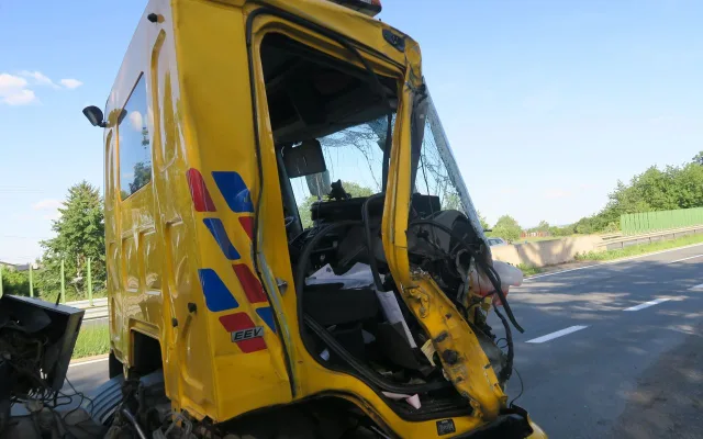 Malá nepozornost, tři poškozené kamiony, škoda půl milionu. U Mohelnice řidič nedával pozor