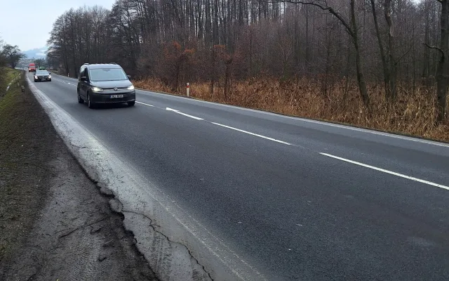 Cestování do Jeseníků a do Polska zkomplikuje oprava na Šumpersku. Silnice má trhliny