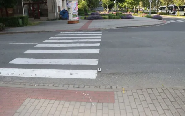 Vzteklý chodec neunesl zdržení. Hlavou prorazil okno autobusu v Prostějově